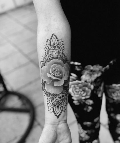 Rose-mit-Mandala-von-Skull-Tattoo